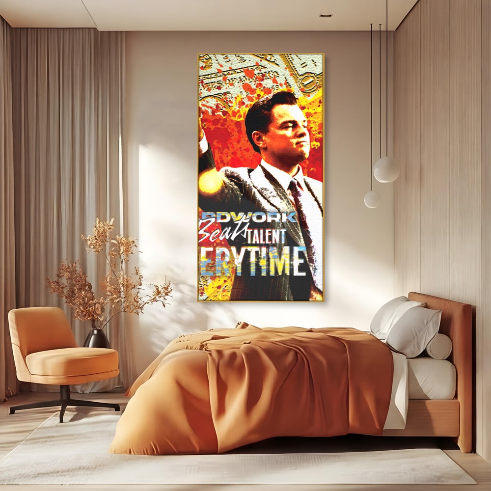Tablou canvas cu tablou canvas cu leonardo dicaprio, in rama de aluminiu auriu, pe perete intr-un dormitor